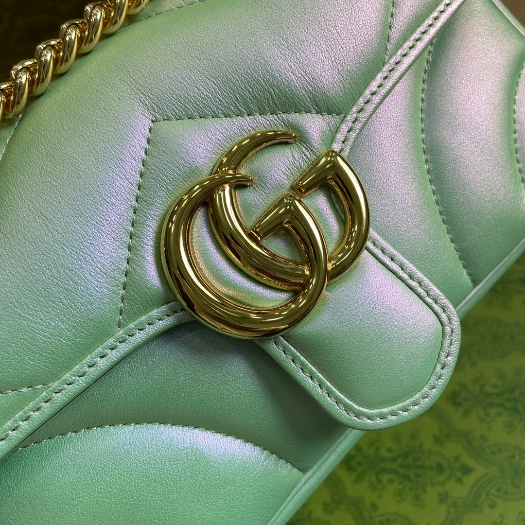 Petit sac bandoulière GG Marmont 23 en cuir de veau irisé vert