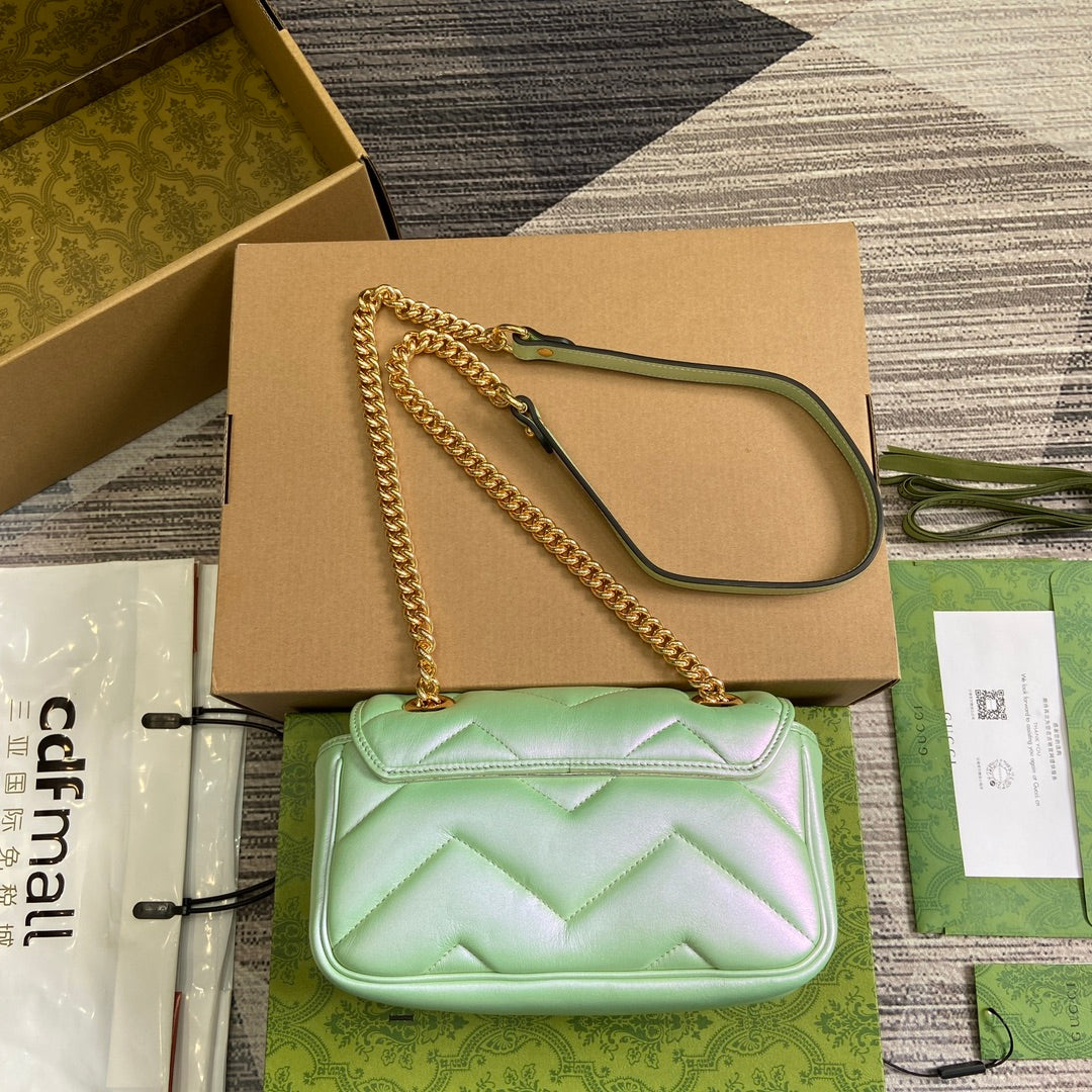 Petit sac bandoulière GG Marmont 23 en cuir de veau irisé vert
