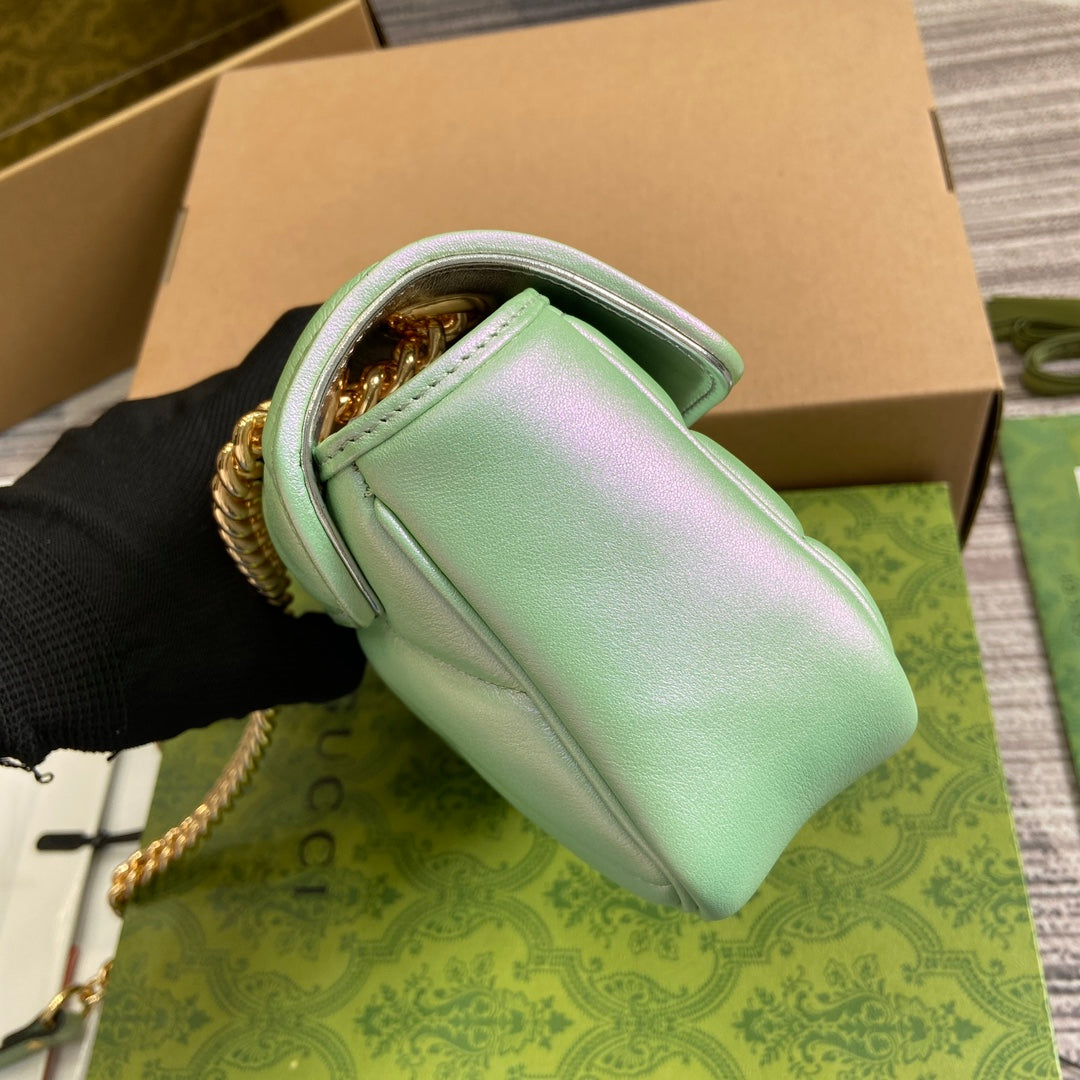 Petit sac bandoulière GG Marmont 23 en cuir de veau irisé vert