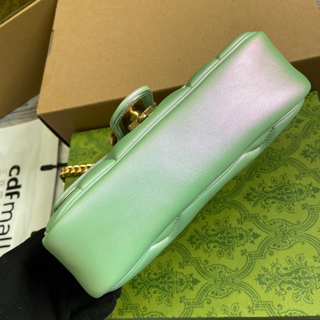 Petit sac bandoulière GG Marmont 23 en cuir de veau irisé vert