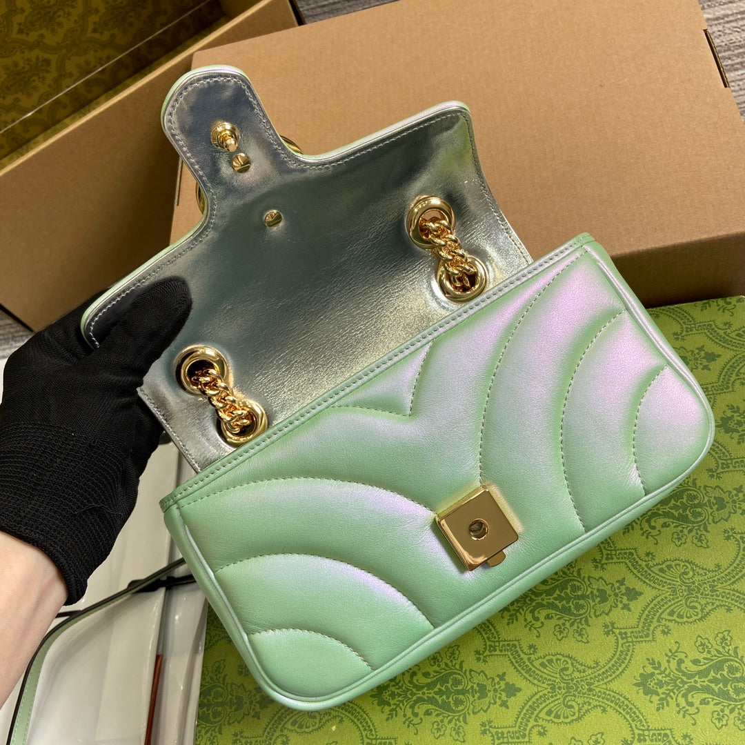 Petit sac bandoulière GG Marmont 23 en cuir de veau irisé vert