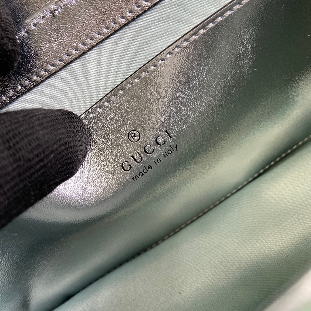 Petit sac bandoulière GG Marmont 23 en cuir de veau irisé vert