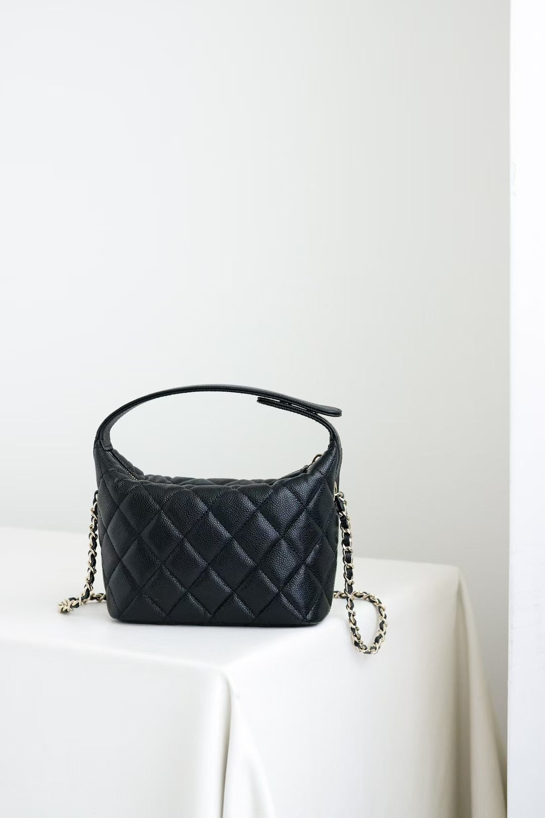 Sac Hobo CC 25C en cuir de veau caviar noir, accessoires argentés 243623