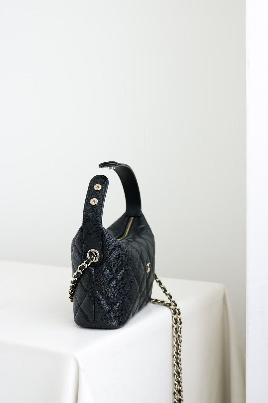 Sac Hobo CC 25C en cuir de veau caviar noir, accessoires argentés 243623