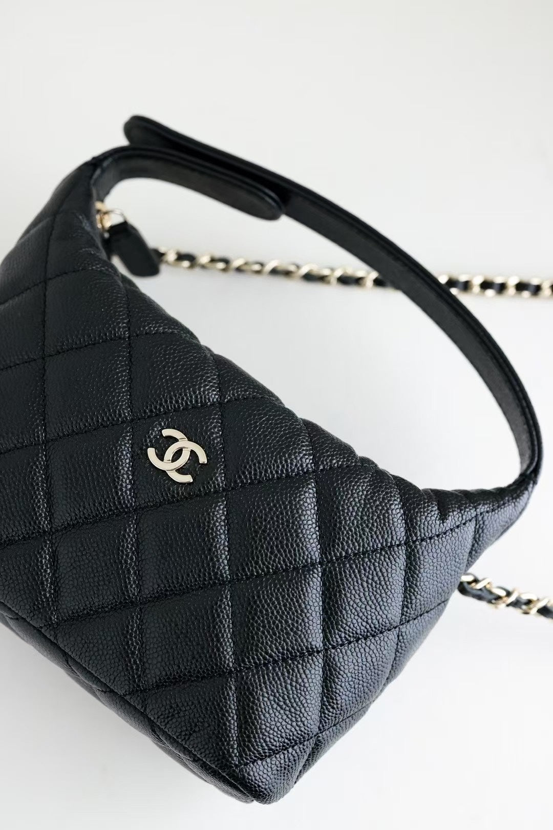 Sac Hobo CC 25C en cuir de veau caviar noir, accessoires argentés 243623