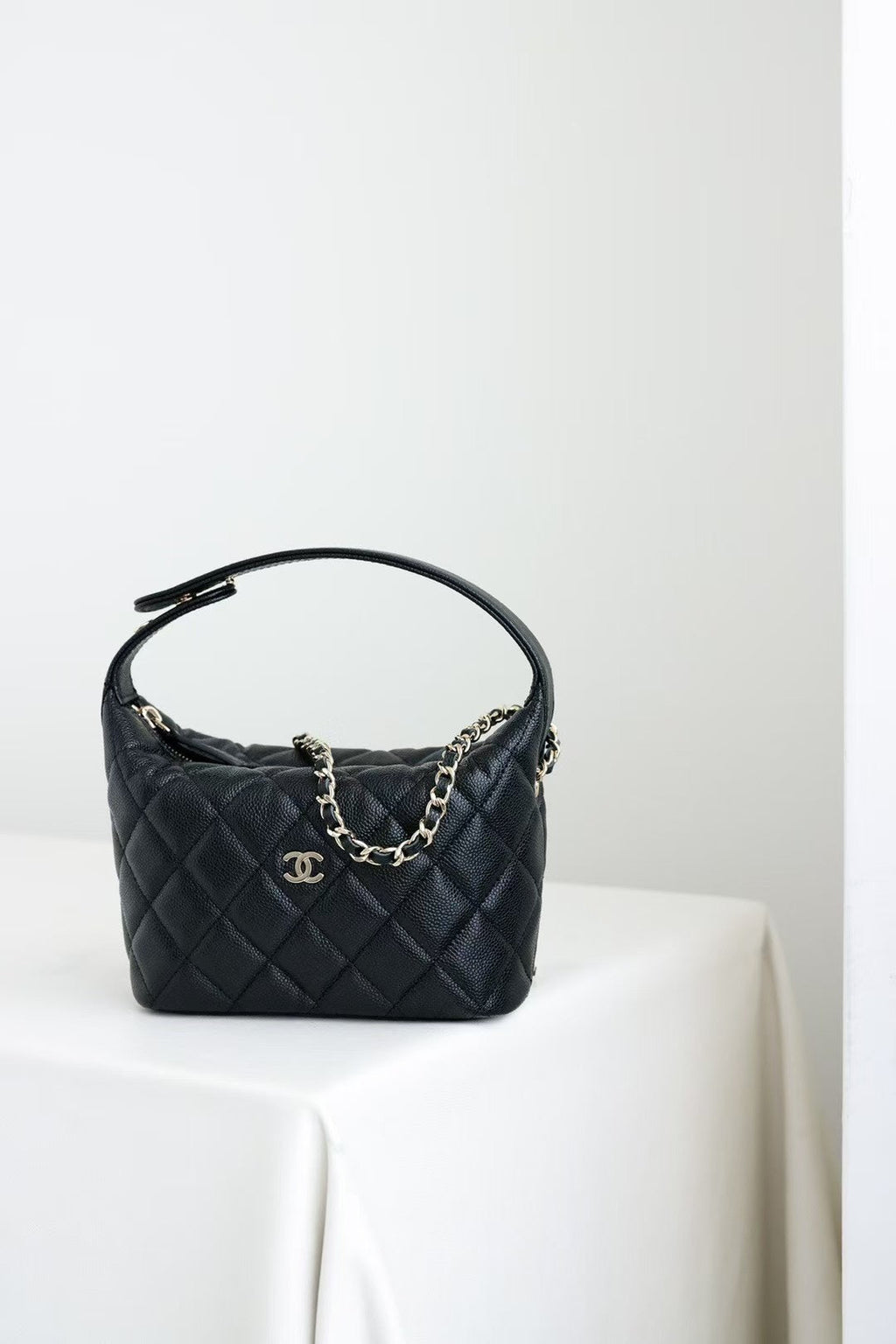 Sac Hobo CC 25C en cuir de veau caviar noir, accessoires argentés 243623