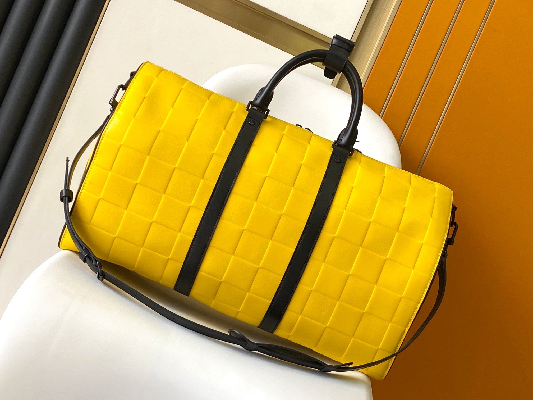 KEEPALL BANDOULIÈRE 50 EN CUIR DE VEAU SCUBA DAMIER JAUNE
