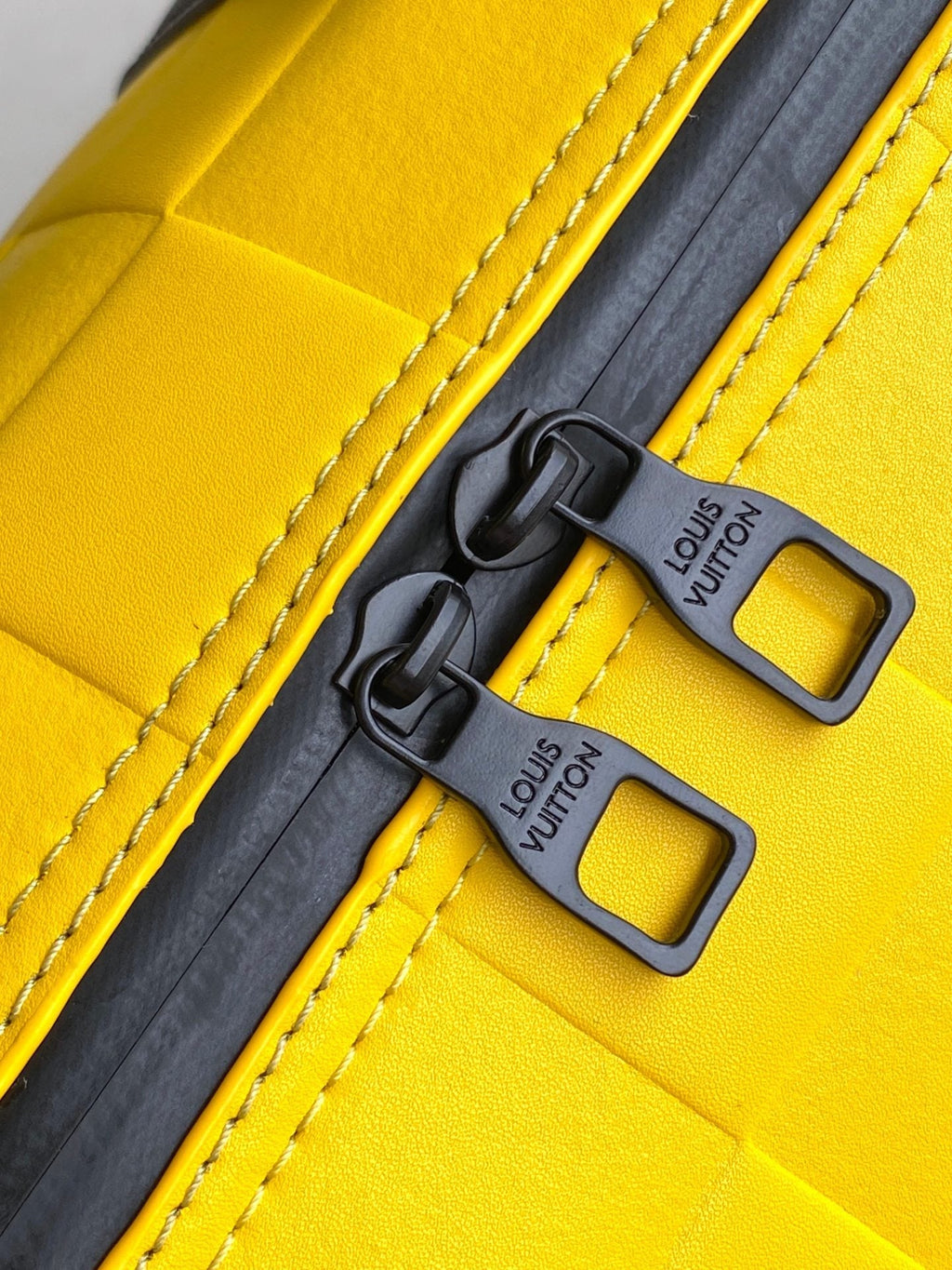 KEEPALL BANDOULIÈRE 50 EN CUIR DE VEAU SCUBA DAMIER JAUNE