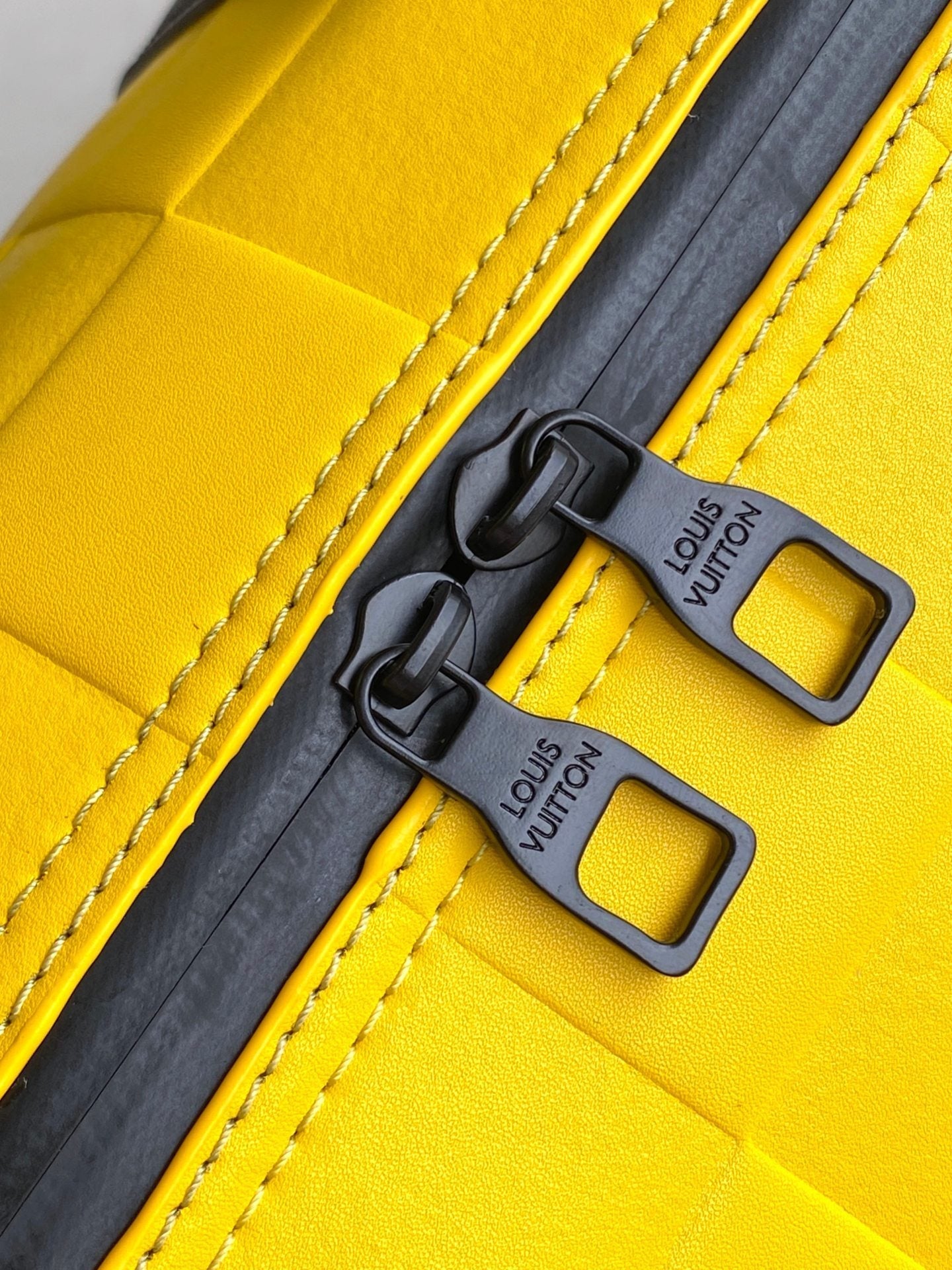 KEEPALL BANDOULIÈRE 50 EN CUIR DE VEAU SCUBA DAMIER JAUNE