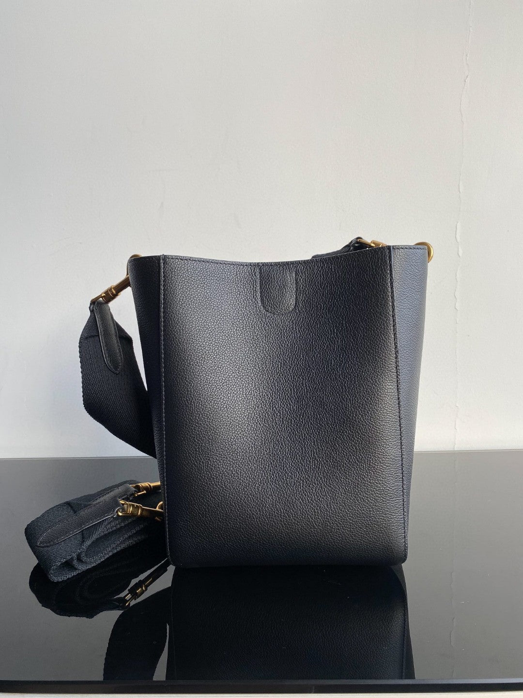 SAC SEAU SANGLE SEAU 24 EN CUIR DE VEAU NOIR