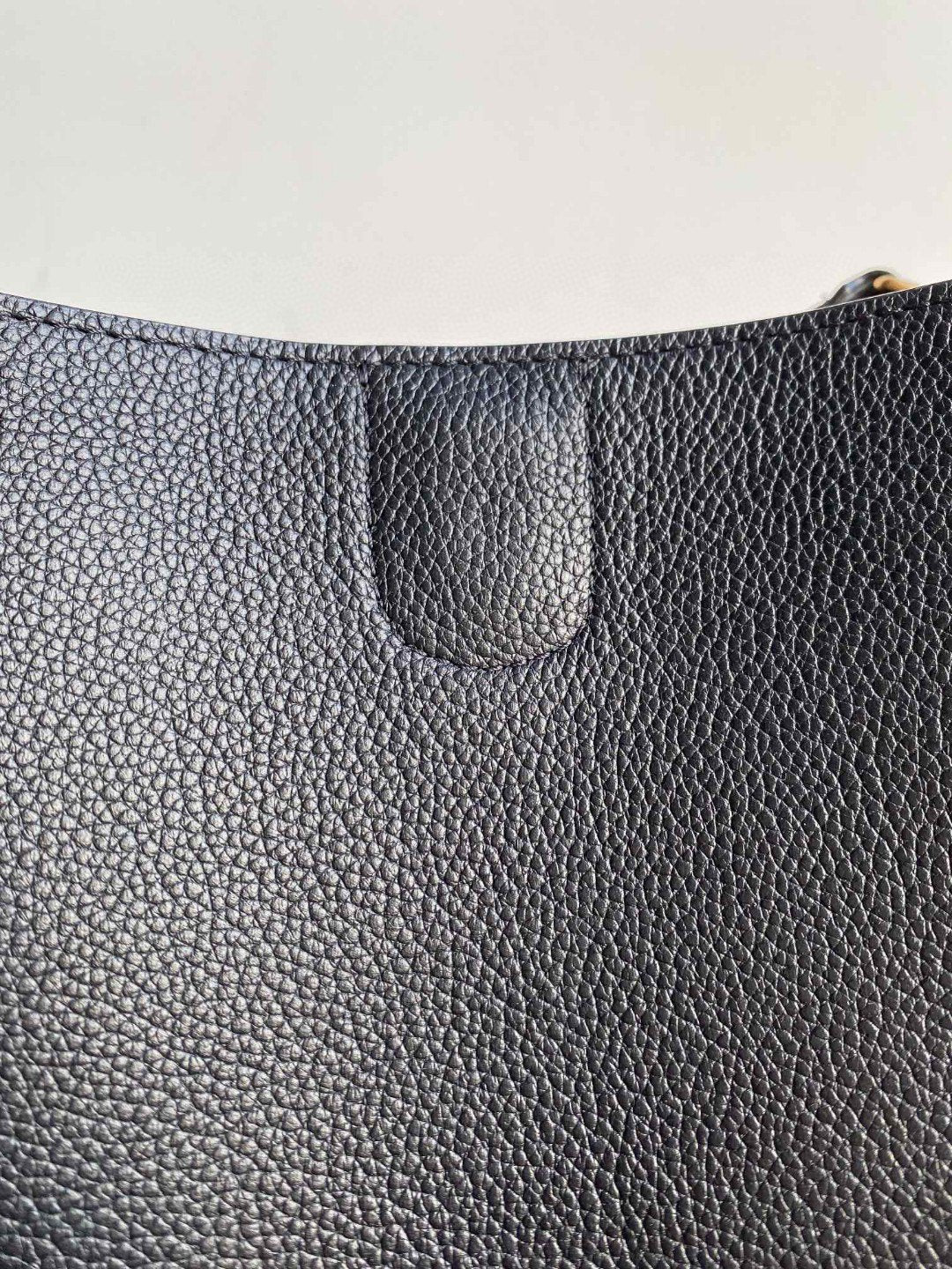 SAC SEAU SANGLE SEAU 24 EN CUIR DE VEAU NOIR