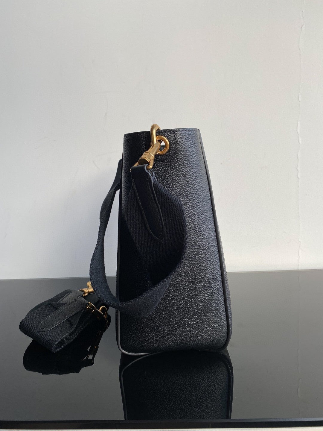 SAC SEAU SANGLE SEAU 24 EN CUIR DE VEAU NOIR