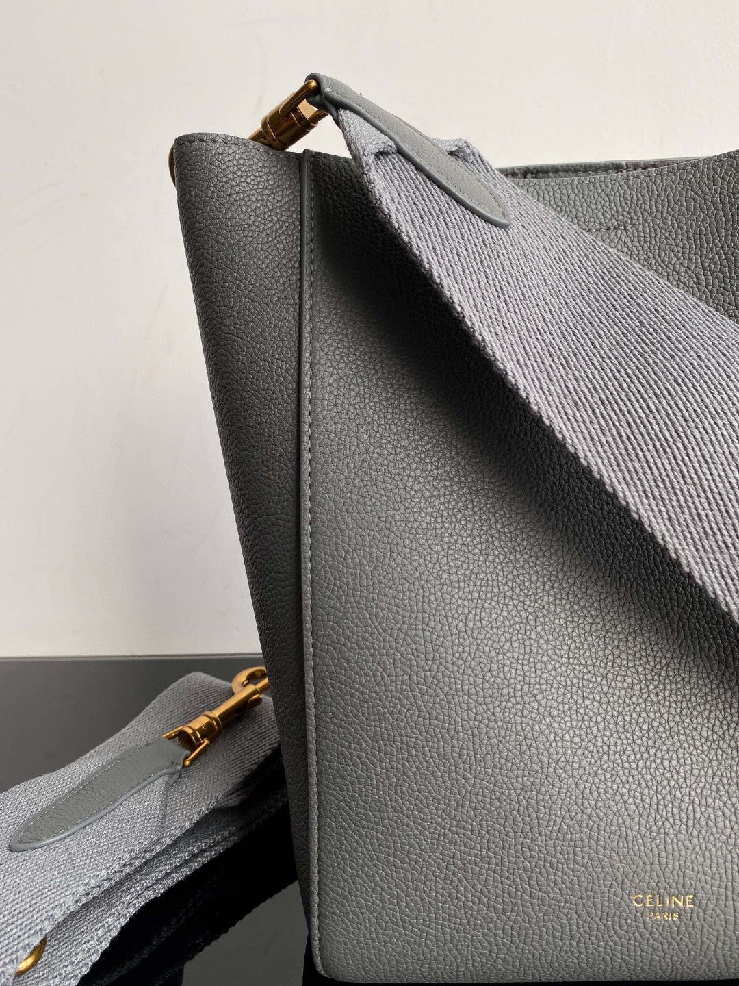 SAC SANGLE SEAU SEAU 24 CUIR DE VEAU GRIS