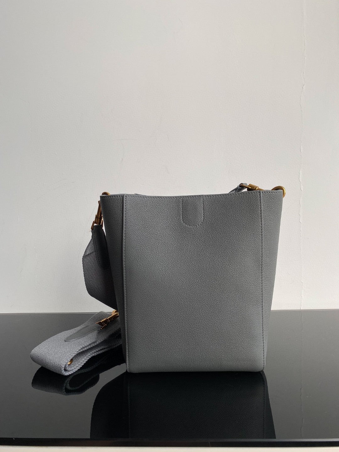 SAC SANGLE SEAU SEAU 24 CUIR DE VEAU GRIS