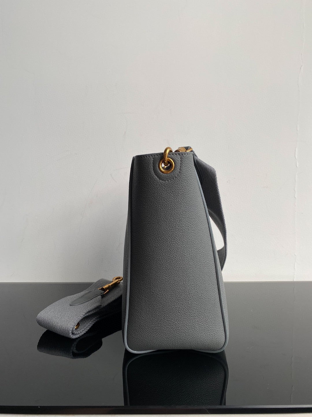 SAC SANGLE SEAU SEAU 24 CUIR DE VEAU GRIS