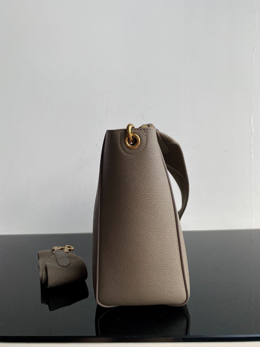 SEAU SANGLE SEAU 24 SAC EN CUIR DE VEAU MARRON CACAHUÈTE