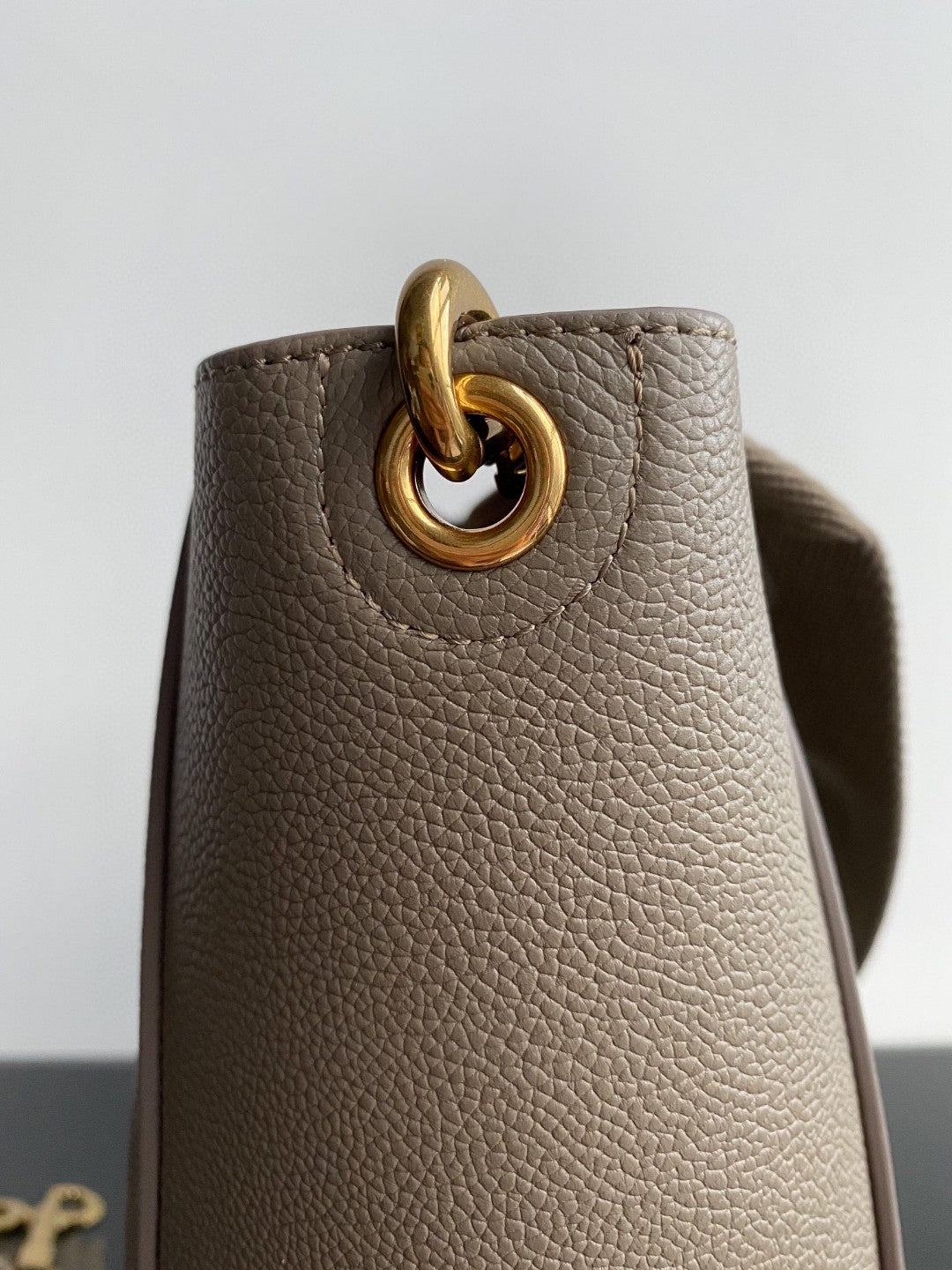SEAU SANGLE SEAU 24 SAC EN CUIR DE VEAU MARRON CACAHUÈTE