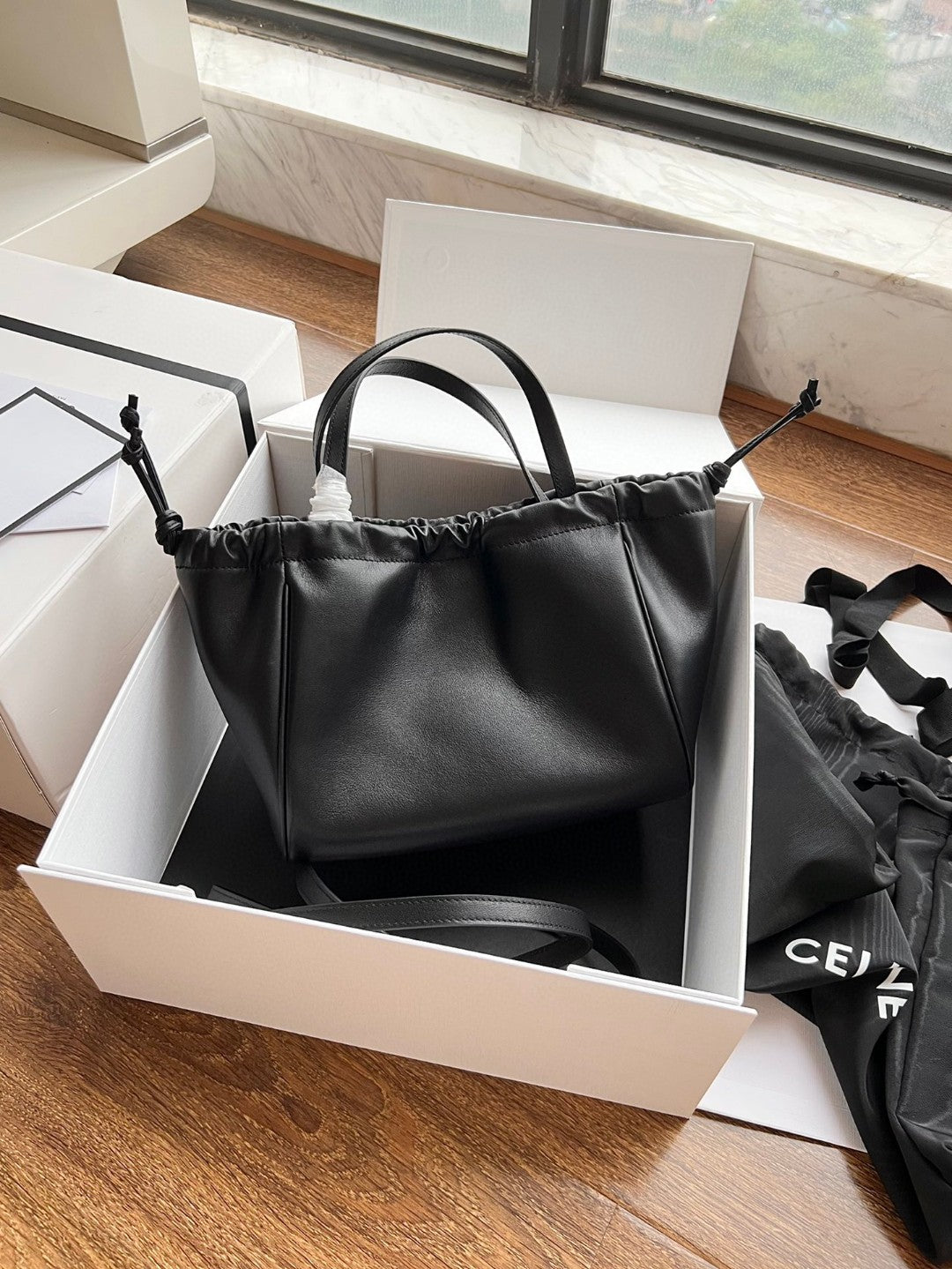 PETIT CABAS À CORDON CUIR TRIOMPHE 22 CUIR DE VEAU NOIR