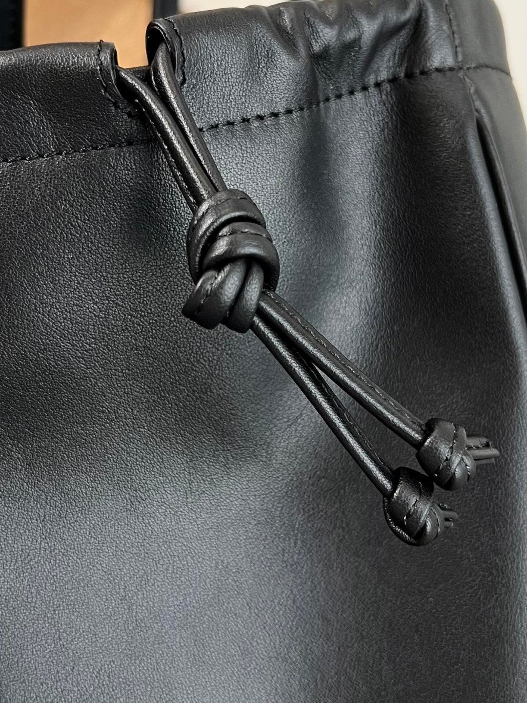 PETIT CABAS À CORDON CUIR TRIOMPHE 22 CUIR DE VEAU NOIR