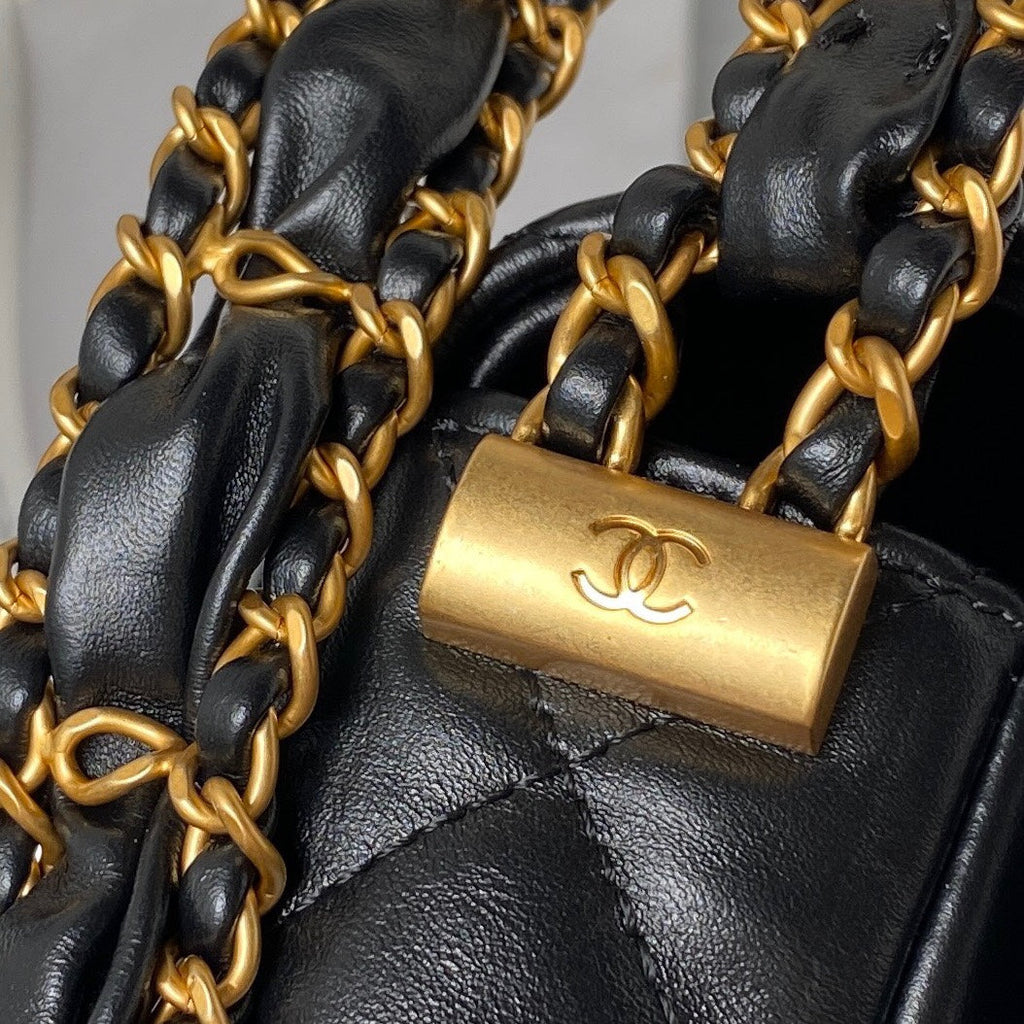 PETIT SAC À RABAT 20 EN CUIR D'AGNEAU NOIR QUINCAILLERIE DORÉ