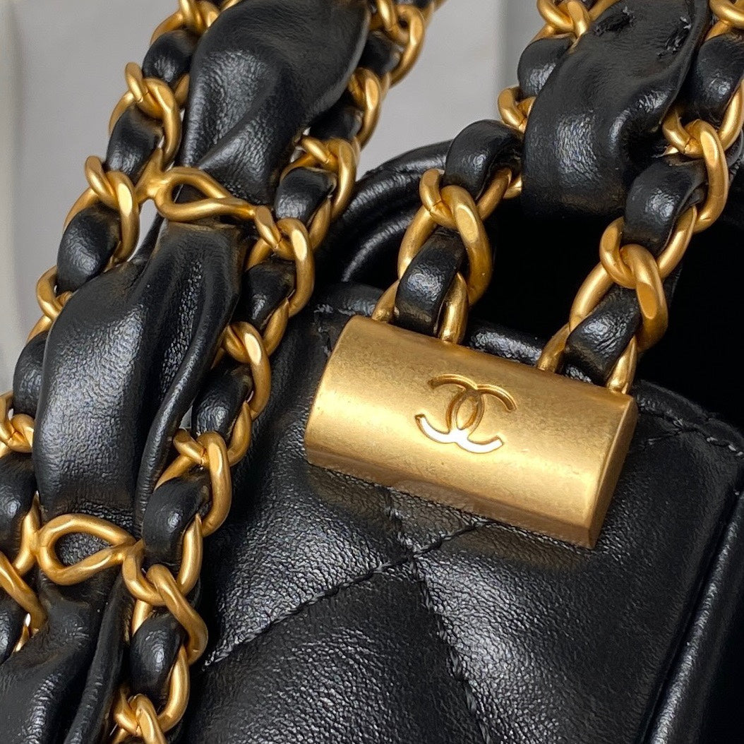PETIT SAC À RABAT 20 EN CUIR D'AGNEAU NOIR QUINCAILLERIE DORÉ