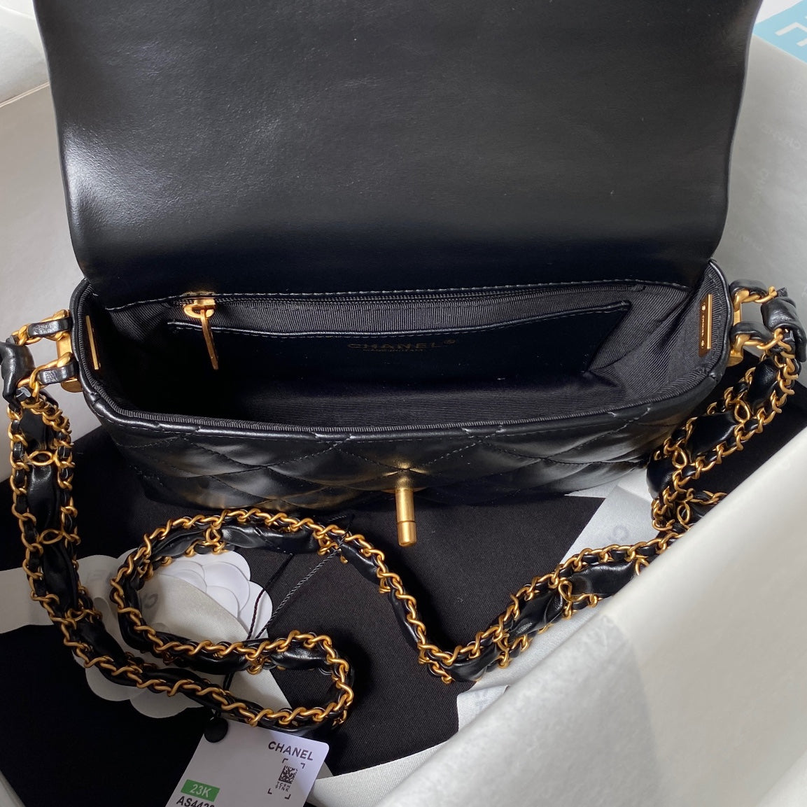 PETIT SAC À RABAT 20 EN CUIR D'AGNEAU NOIR QUINCAILLERIE DORÉ