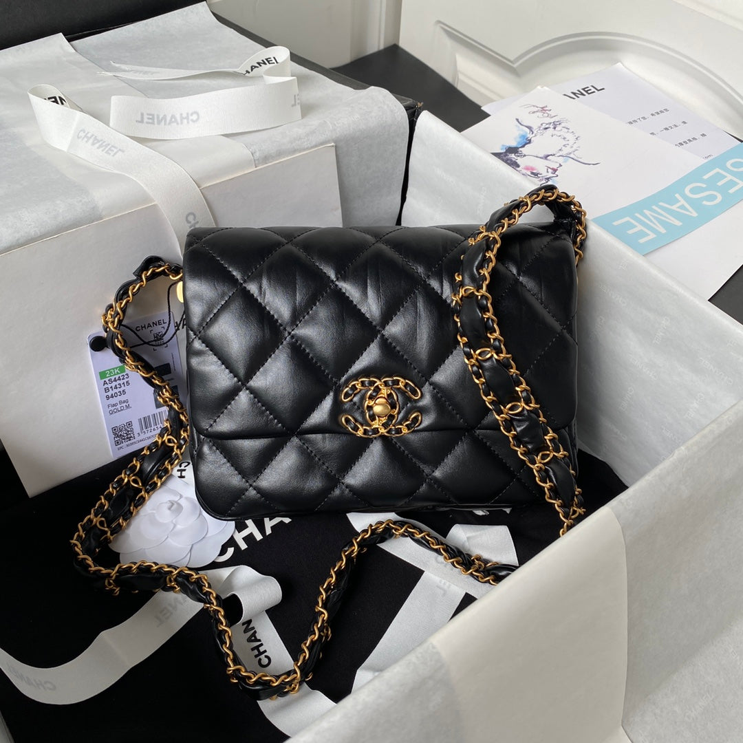 PETIT SAC À RABAT 20 EN CUIR D'AGNEAU NOIR QUINCAILLERIE DORÉ