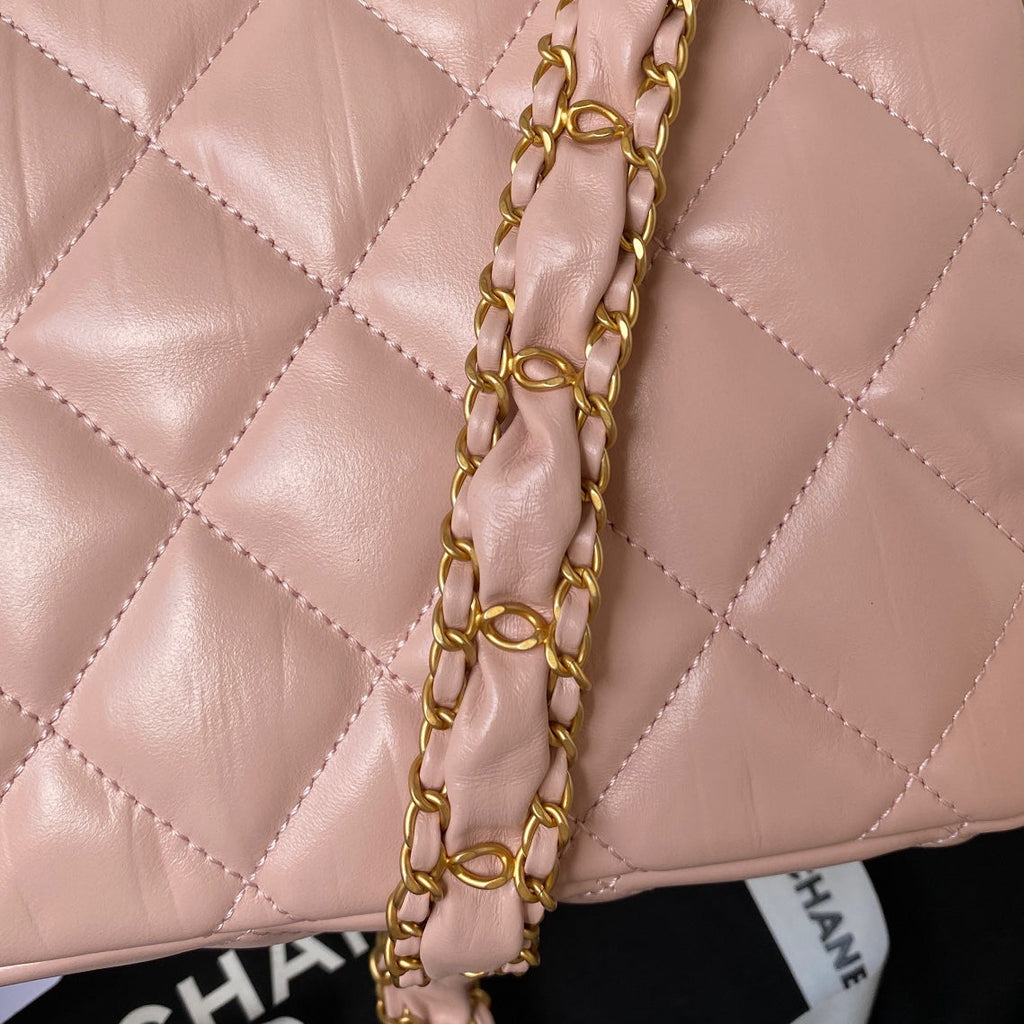 PETIT SAC À RABAT 20 EN CUIR D'AGNEAU ROSE PÊCHE QUINCAILLERIE DORÉ