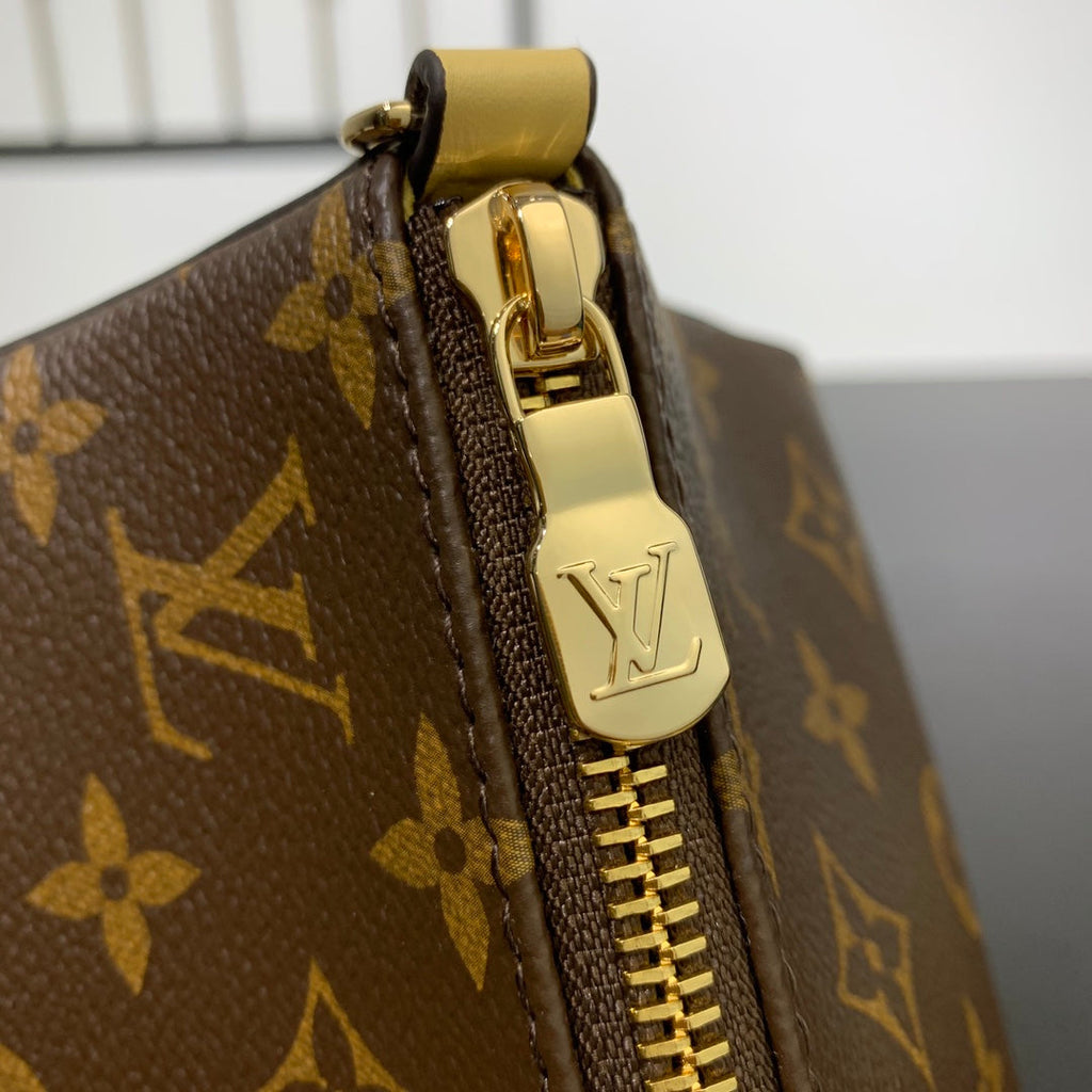 Pochette Bloom 22 en toile monogrammée marron et côtés en cuir de veau jaune pastel