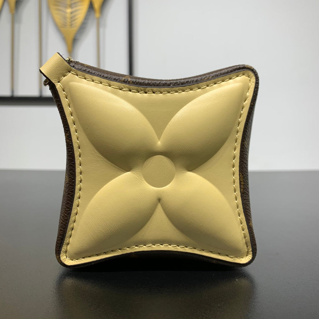 Pochette Bloom 22 en toile monogrammée marron et côtés en cuir de veau jaune pastel