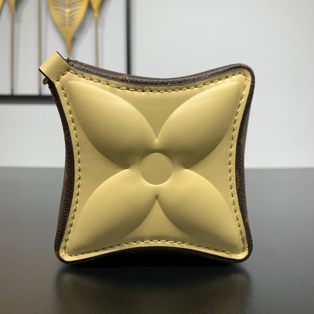 Pochette Bloom 22 en toile monogrammée marron et côtés en cuir de veau jaune pastel