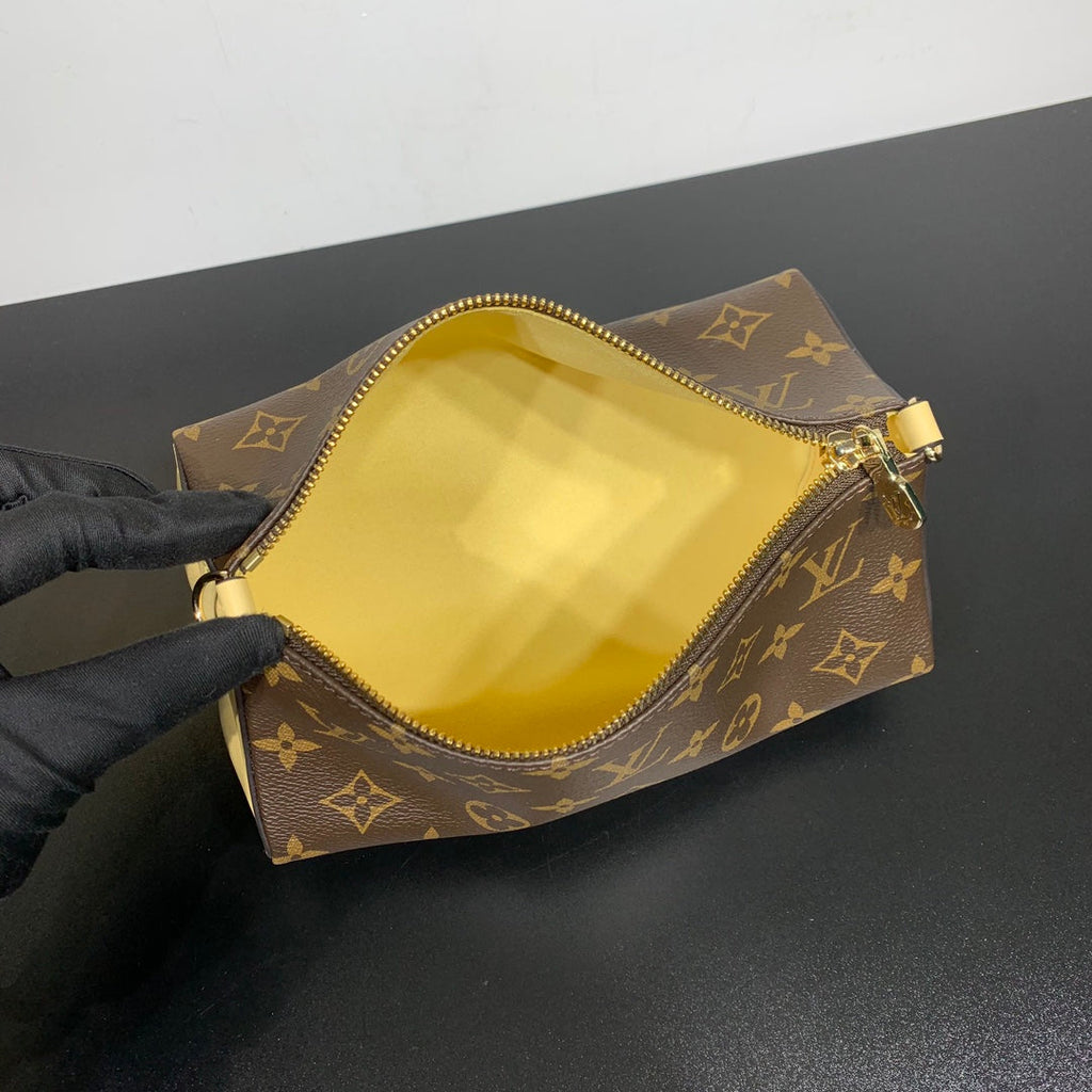 Pochette Bloom 22 en toile monogrammée marron et côtés en cuir de veau jaune pastel