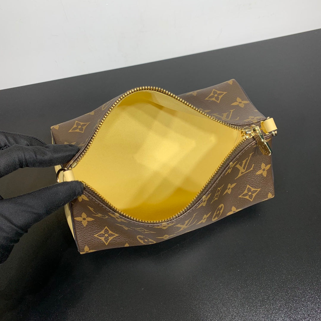 Pochette Bloom 22 en toile monogrammée marron et côtés en cuir de veau jaune pastel