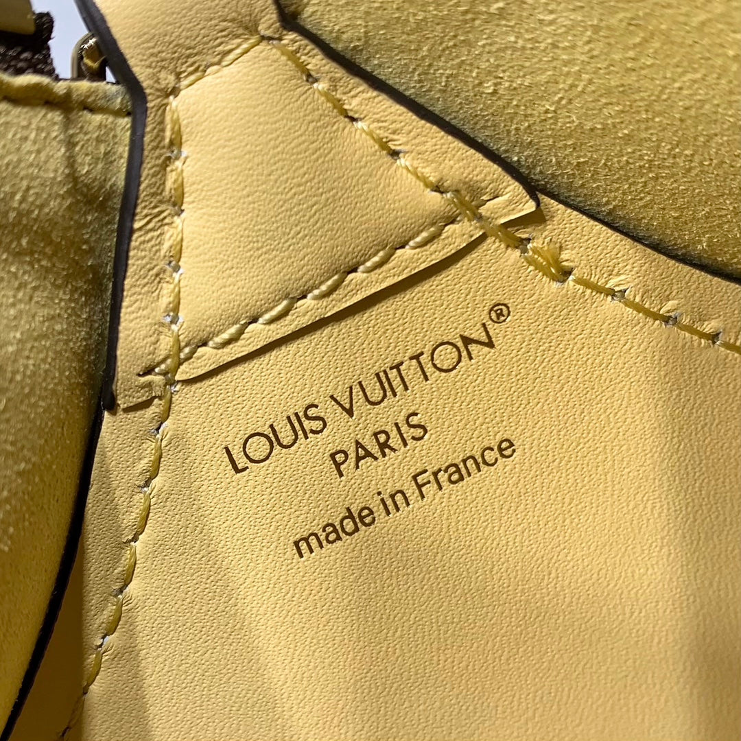 Pochette Bloom 22 en toile monogrammée marron et côtés en cuir de veau jaune pastel