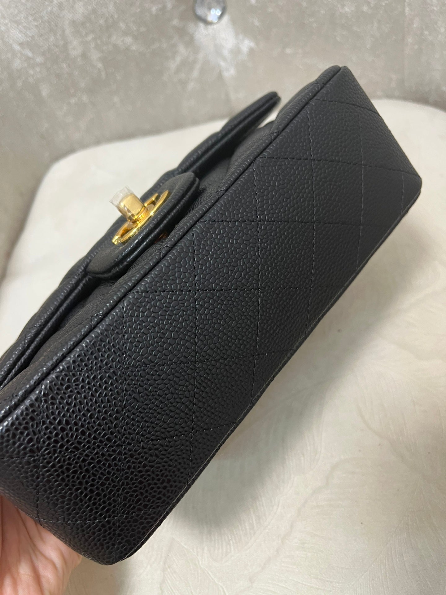 SAC À RABAT MINI 20 CM EN CUIR DE VEAU GRAINÉ NOIR QUINCAILLERIE DORÉE 
