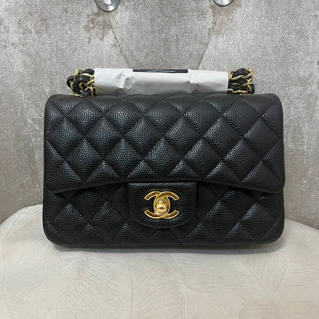 SAC À RABAT MINI 20 CM EN CUIR DE VEAU GRAINÉ NOIR QUINCAILLERIE DORÉE 