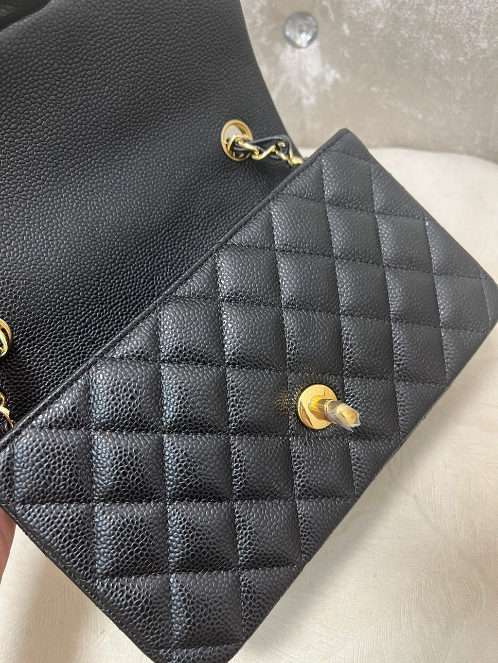 SAC À RABAT MINI 20 CM EN CUIR DE VEAU GRAINÉ NOIR QUINCAILLERIE DORÉE 