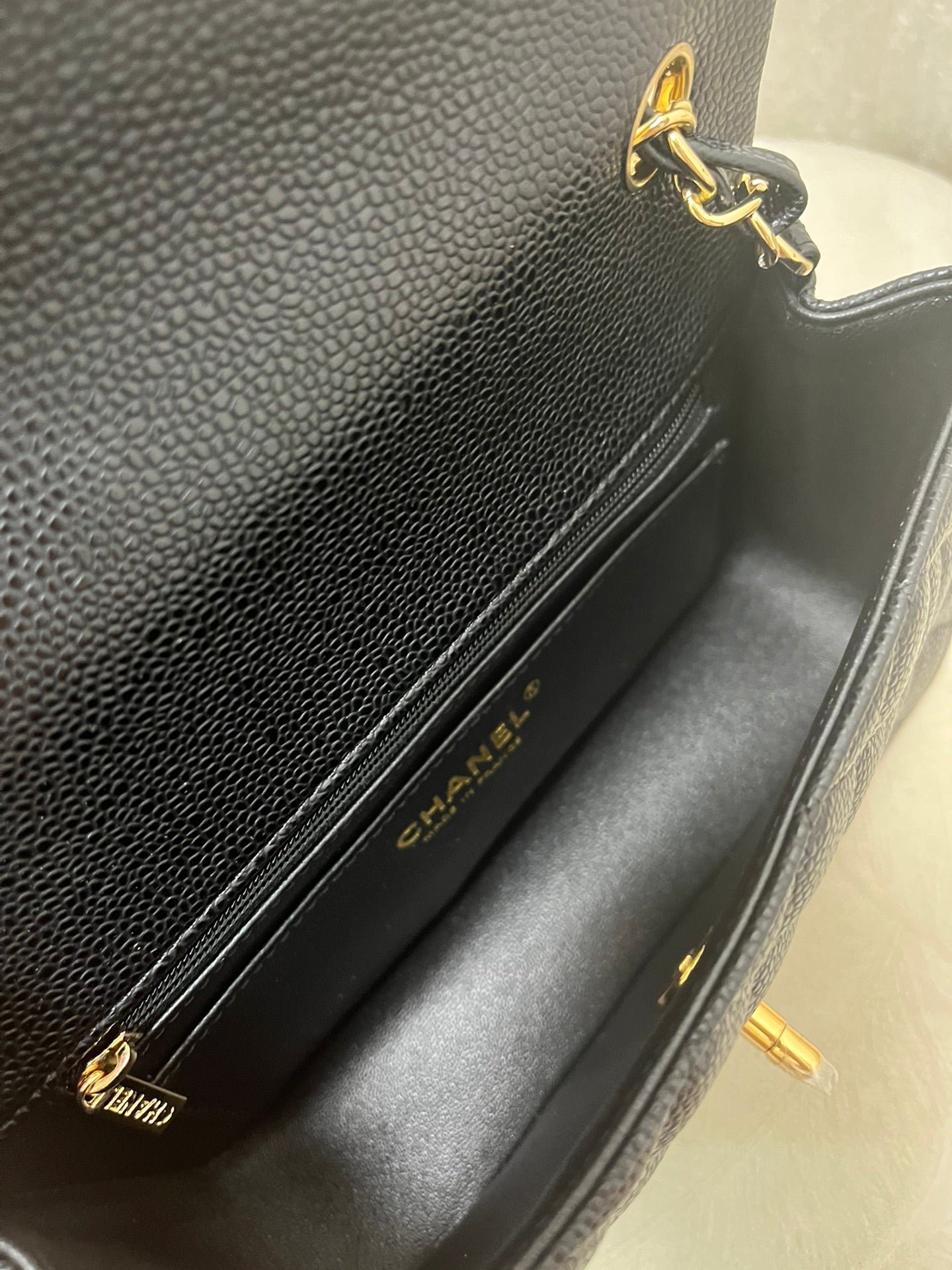 SAC À RABAT MINI 20 CM EN CUIR DE VEAU GRAINÉ NOIR QUINCAILLERIE DORÉE 
