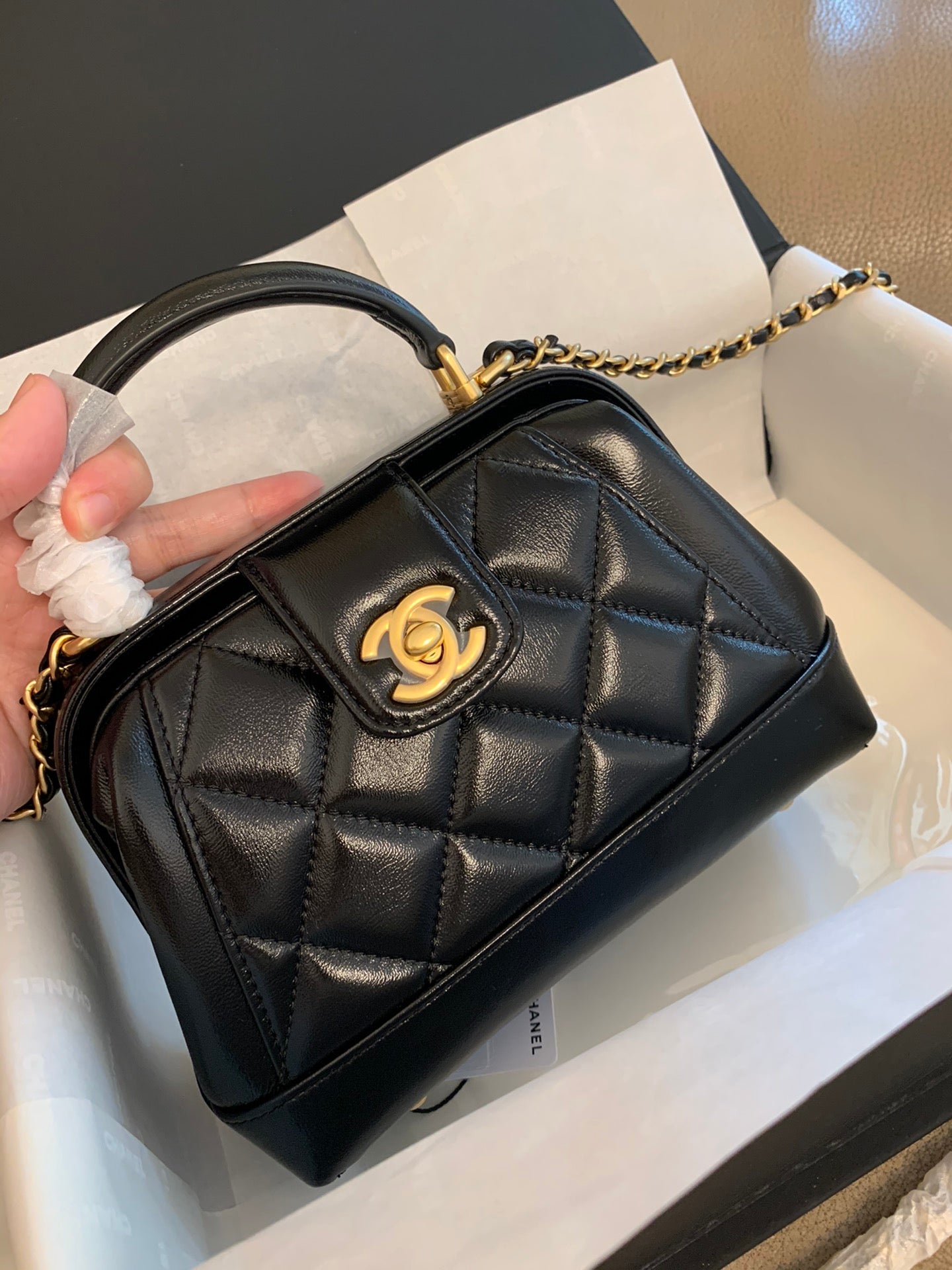 CC 24A 18CM TOP HANDLE MINI BAG BLACK LAMBASKIN