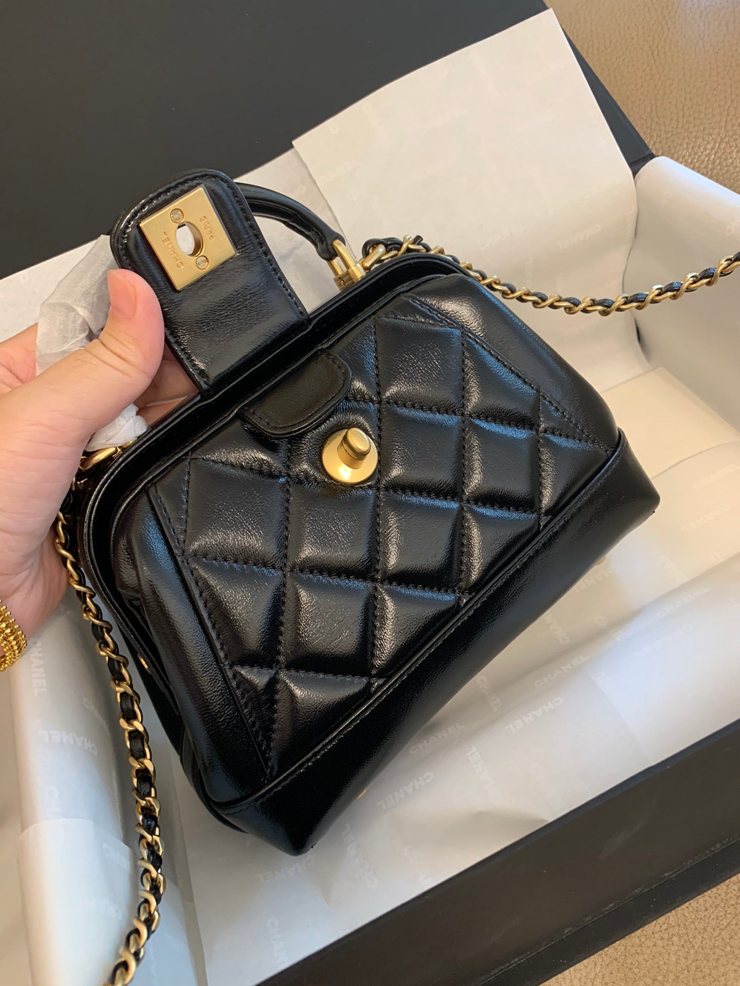 CC 24A 18CM TOP HANDLE MINI BAG BLACK LAMBASKIN