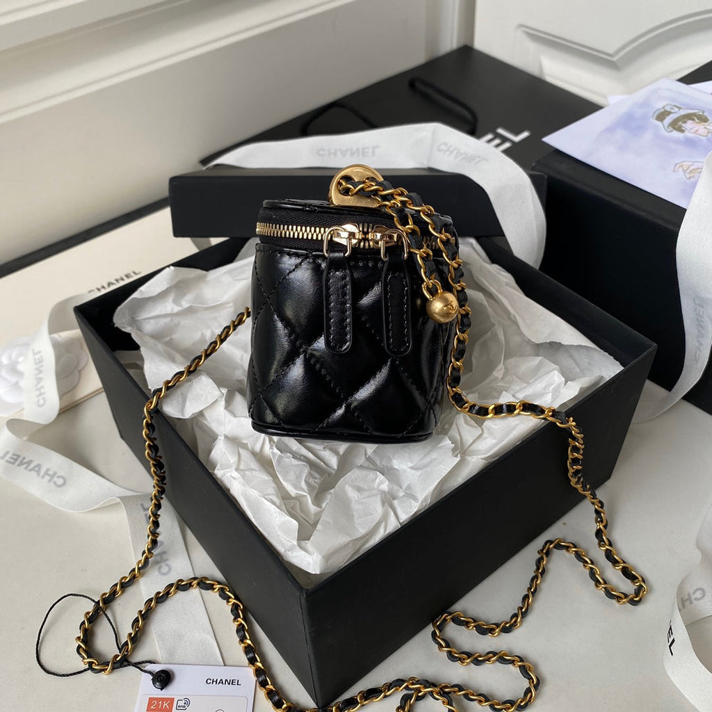 TROUSSE DE VANITY CC 11 EN CUIR D'AGNEAU NOIR ET QUINCAILLERIE DORÉ