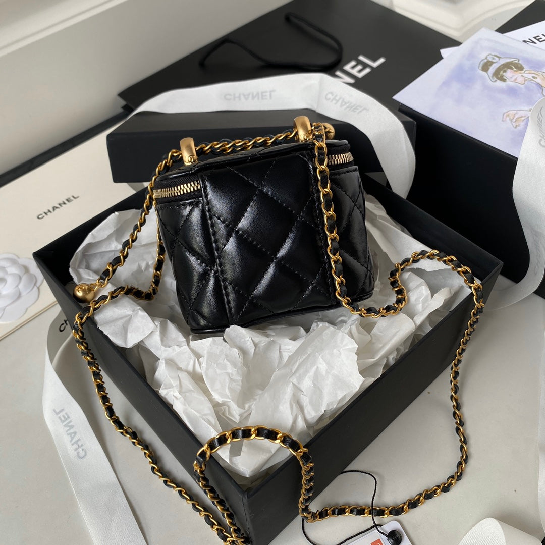TROUSSE DE VANITY CC 11 EN CUIR D'AGNEAU NOIR ET QUINCAILLERIE DORÉ