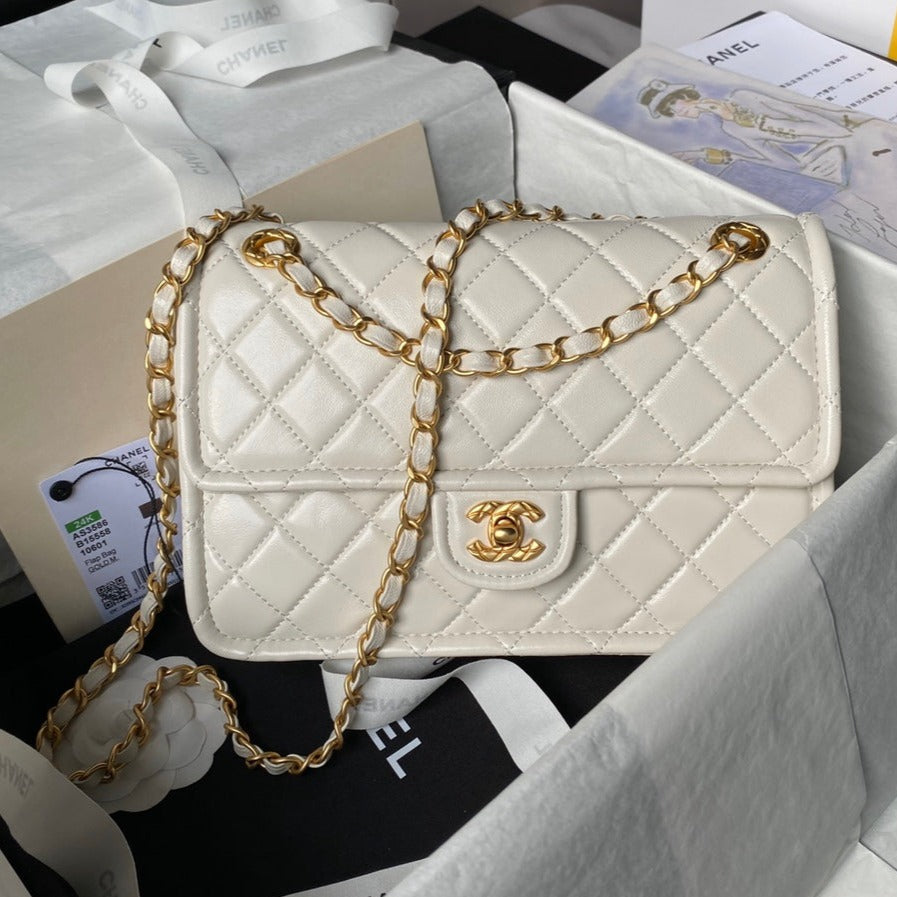 SAC À RABAT MOYEN 24S 25 CM EN CUIR DE VEAU CRÈME QUINCAILLERIE DORÉ