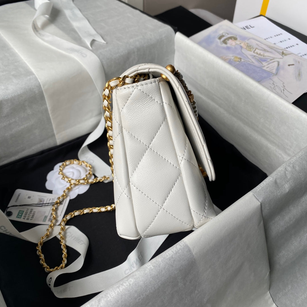24A PETIT SAC À RABAT 23CM EN CUIR D'AGNEAU BLANC AVEC PERLES ET QUINCAILLERIE DORÉE