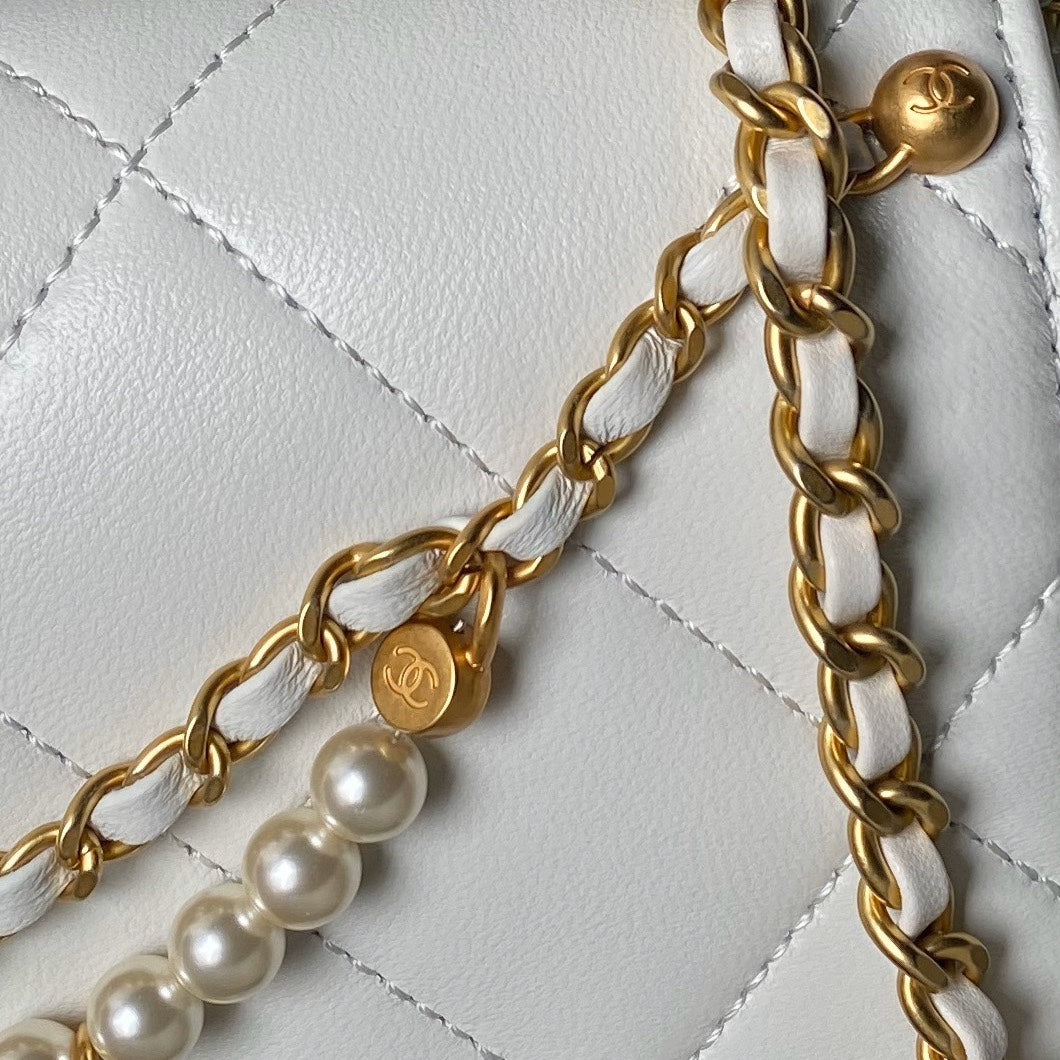 24A PETIT SAC À RABAT 23CM EN CUIR D'AGNEAU BLANC AVEC PERLES ET QUINCAILLERIE DORÉE