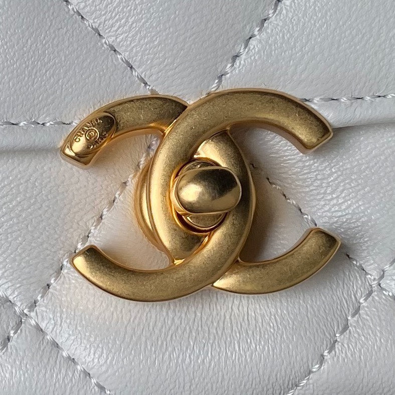 24A PETIT SAC À RABAT 23CM EN CUIR D'AGNEAU BLANC AVEC PERLES ET QUINCAILLERIE DORÉE