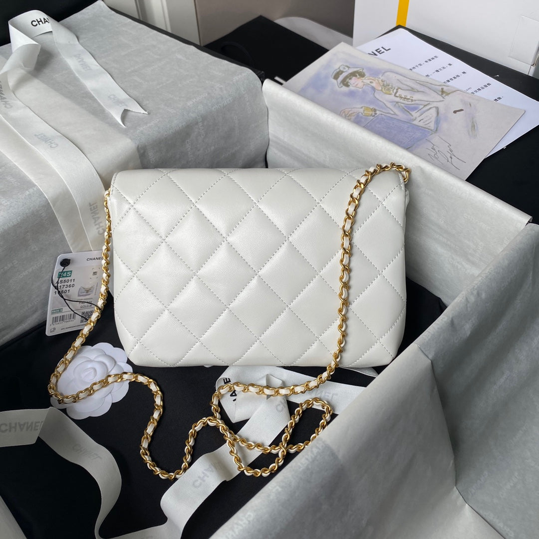 24A PETIT SAC À RABAT 23CM EN CUIR D'AGNEAU BLANC AVEC PERLES ET QUINCAILLERIE DORÉE