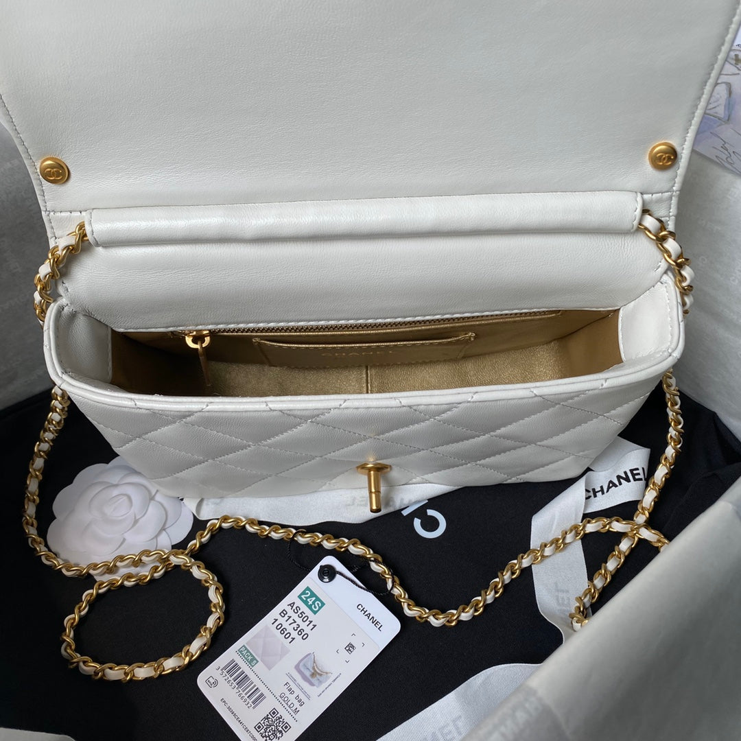 24A SMALL FLAP BAG 23CM WHITE LAMBSKIN PEARL AND GOLD HARDWARE