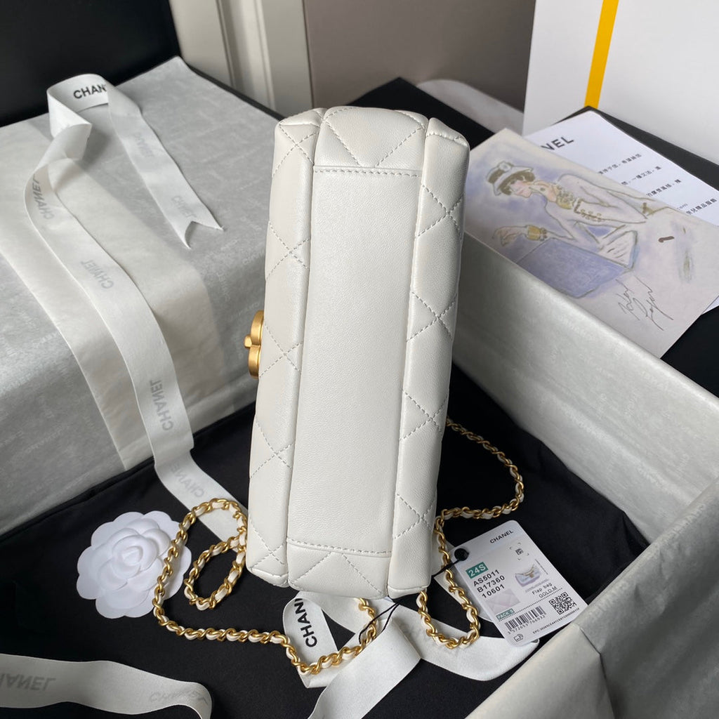 24A SMALL FLAP BAG 23CM WHITE LAMBSKIN PEARL AND GOLD HARDWARE