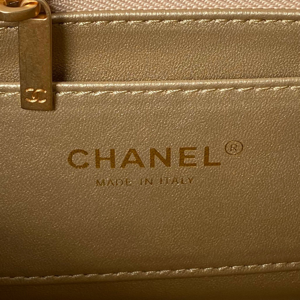 24A SMALL FLAP BAG 23CM WHITE LAMBSKIN PEARL AND GOLD HARDWARE